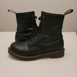 Dr. Marten's 1460 women's smooth leather 8-eye lace up boot